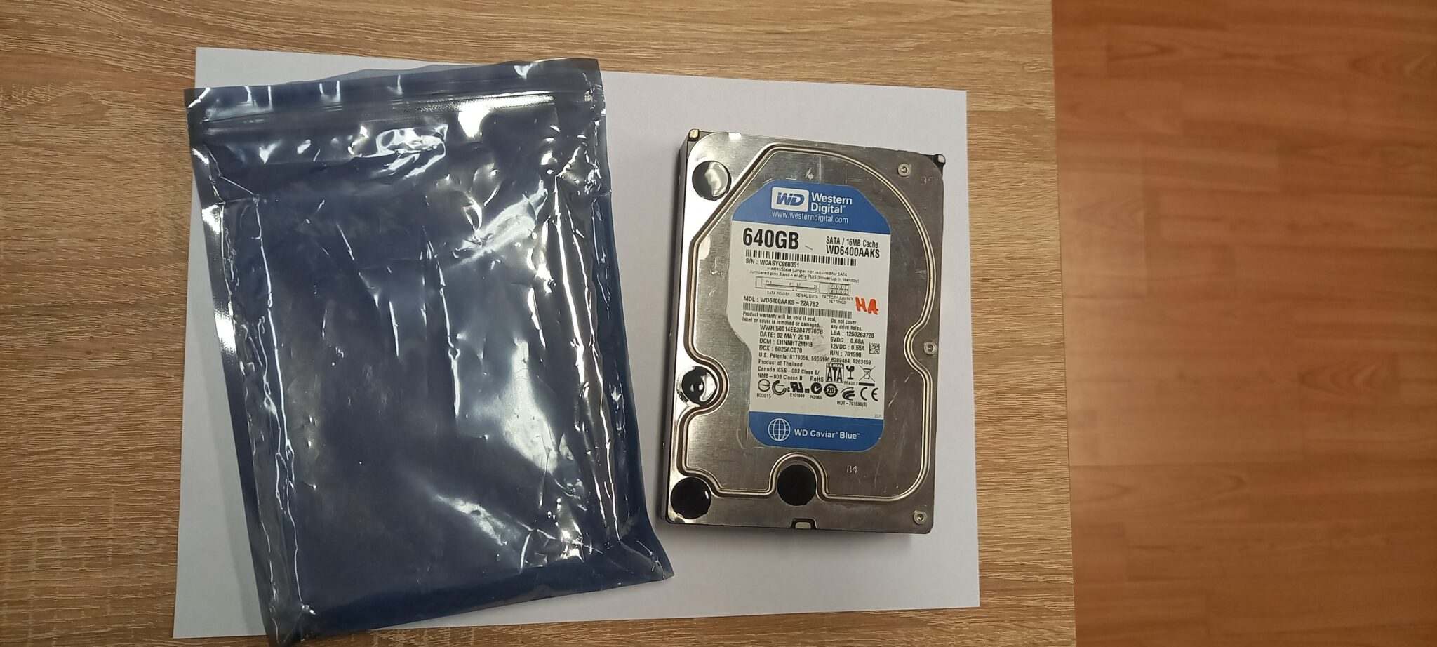 Balení pevného disku HDD do antistatického sáčku — první krok před odesláním do laboratoře záchrany dat