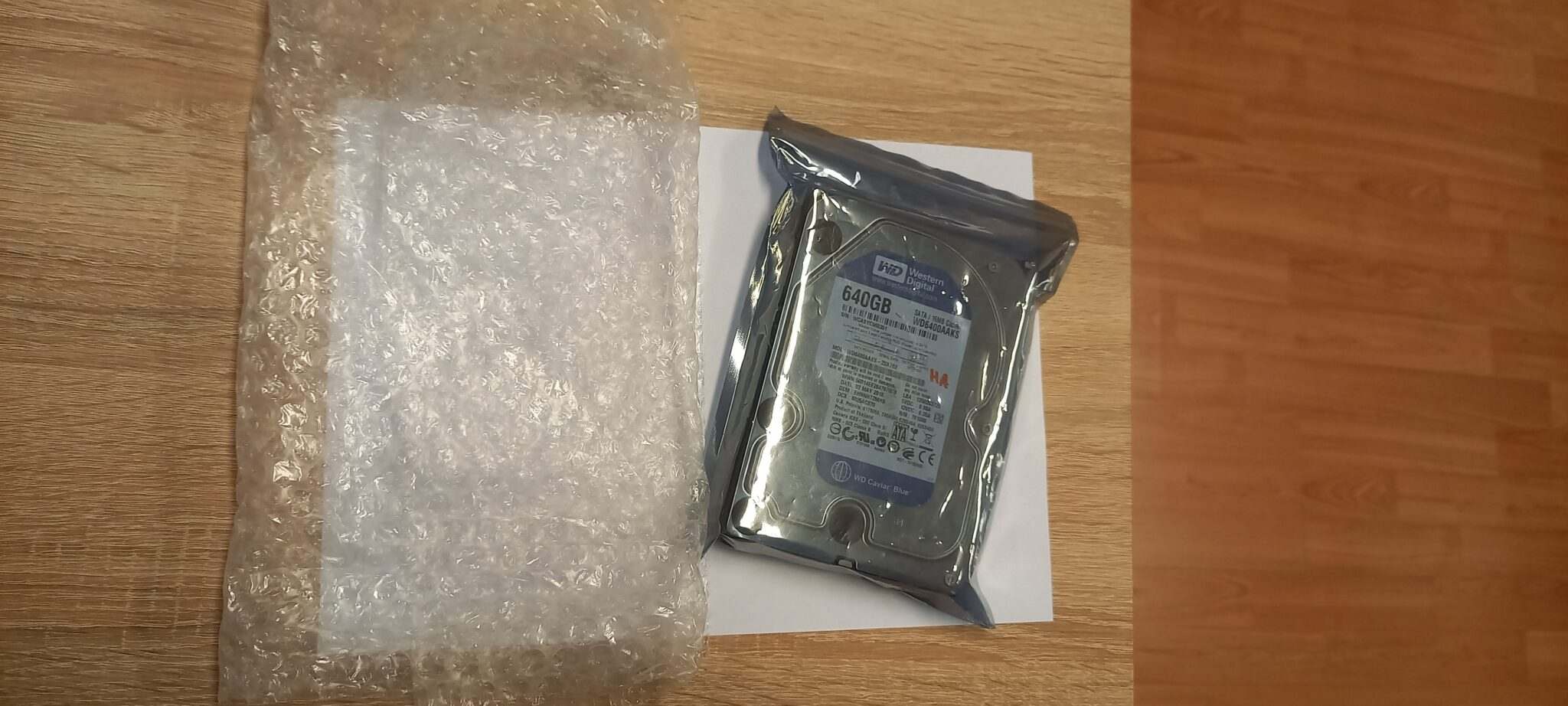 Obalení HDD v antistatickém sáčku do bublinkové folie — druhý krok přípravy zásilky