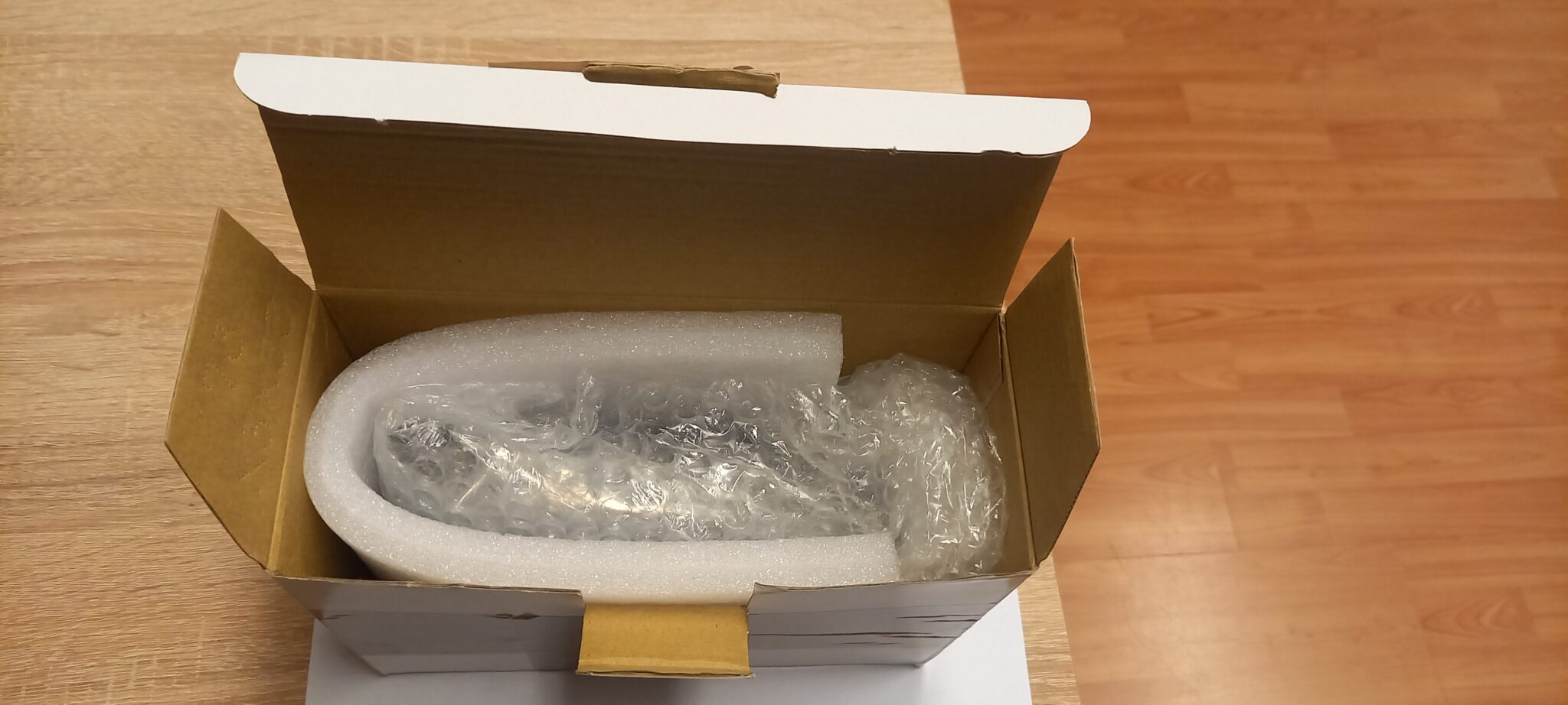 Disk v bublinkové folii vložený do kartonové krabice s měkkou výplní pro bezpečnou přepravu