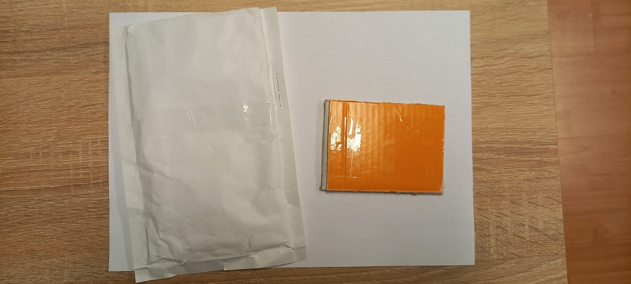 USB flash disk v bublinkové folii vložený do krabičky vyložené měkkým materiálem