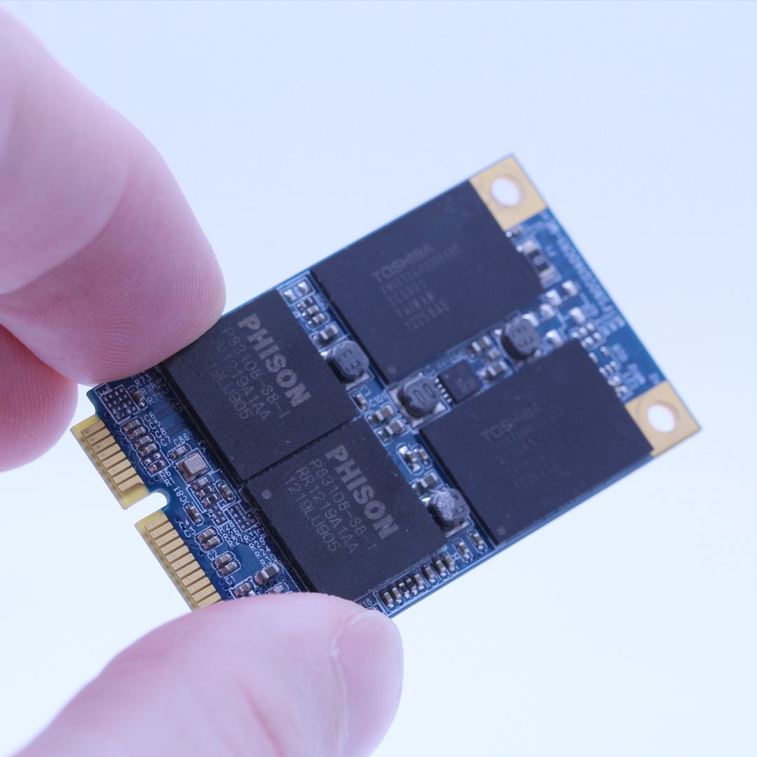 Phison SSE128GTTCR-S80 mSATA SSD — close-up of the board with two controllers, four NAND chips and two RAM modules