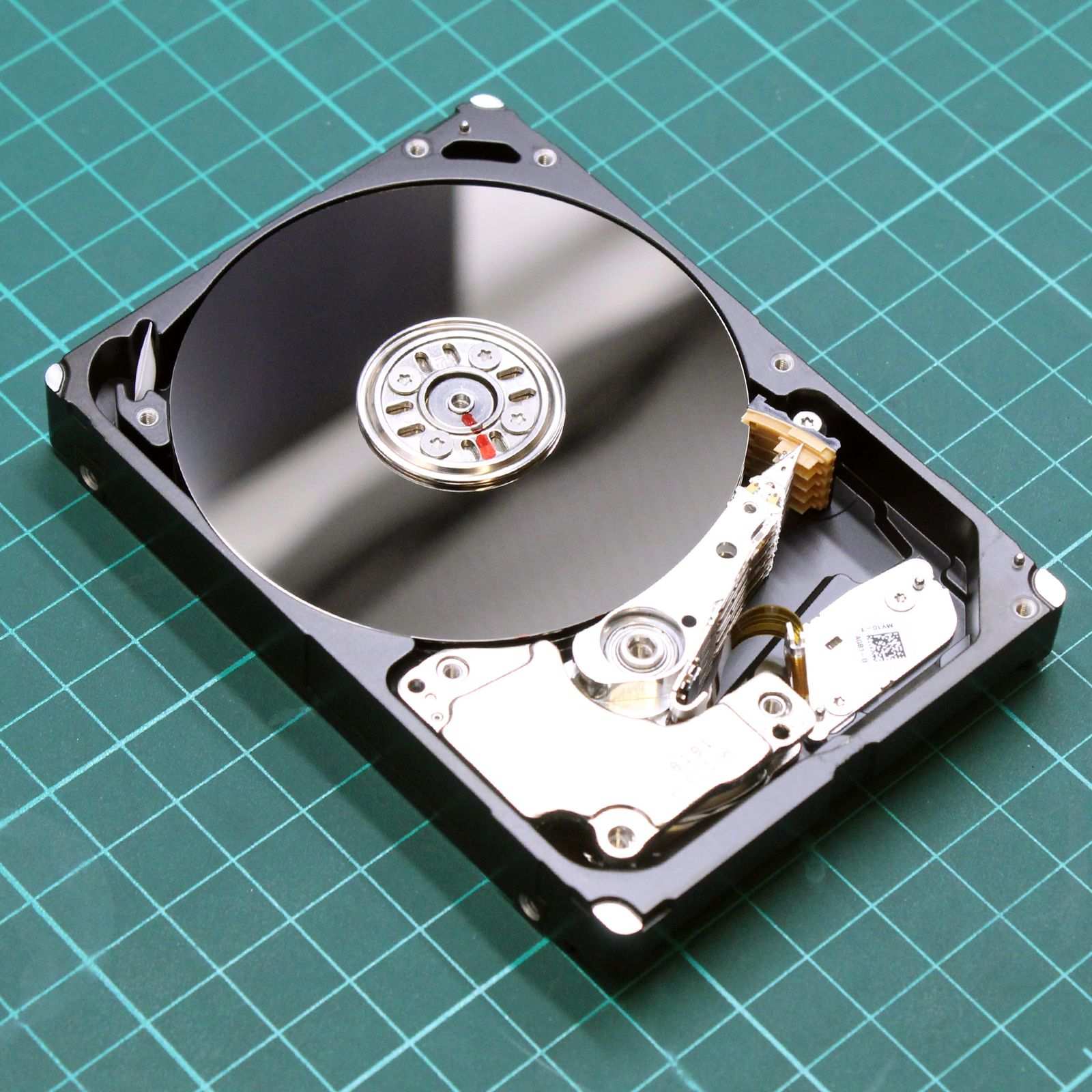 Otevřený Seagate ST5000LM000 5TB SMR disk v čisté komoře ITHOPE — viditelné plotny a head-stack assembly