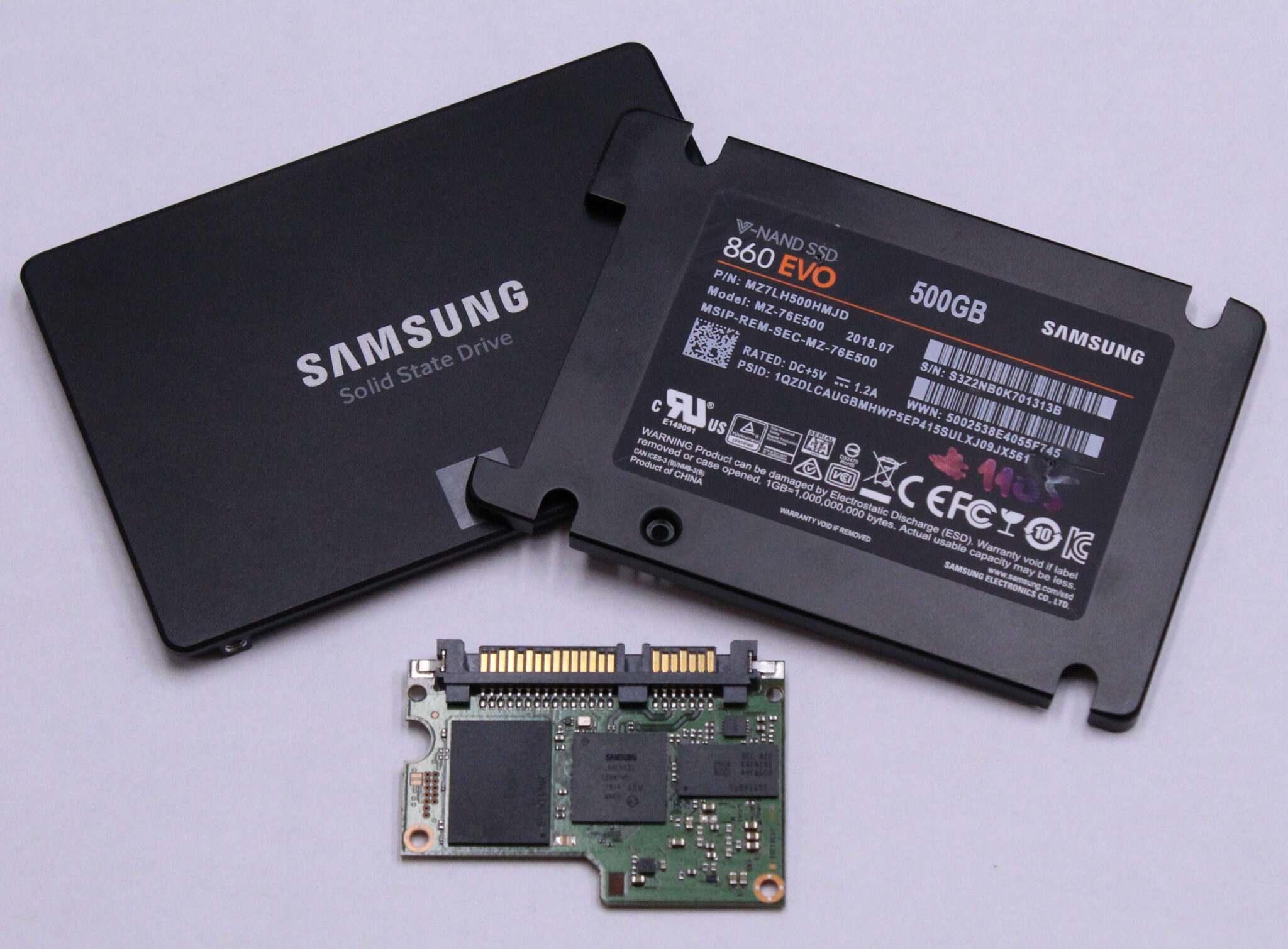 SSD disk v laboratoři ITHOPE Brno — čtení paměťových NAND čipů přes hardwarový programátor