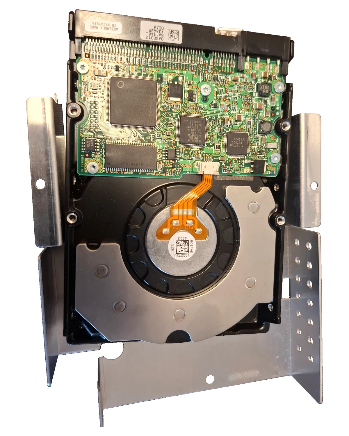 Spodní strana HDD z rekordéru, s deskou elektroniky, motorem a montážním držákem