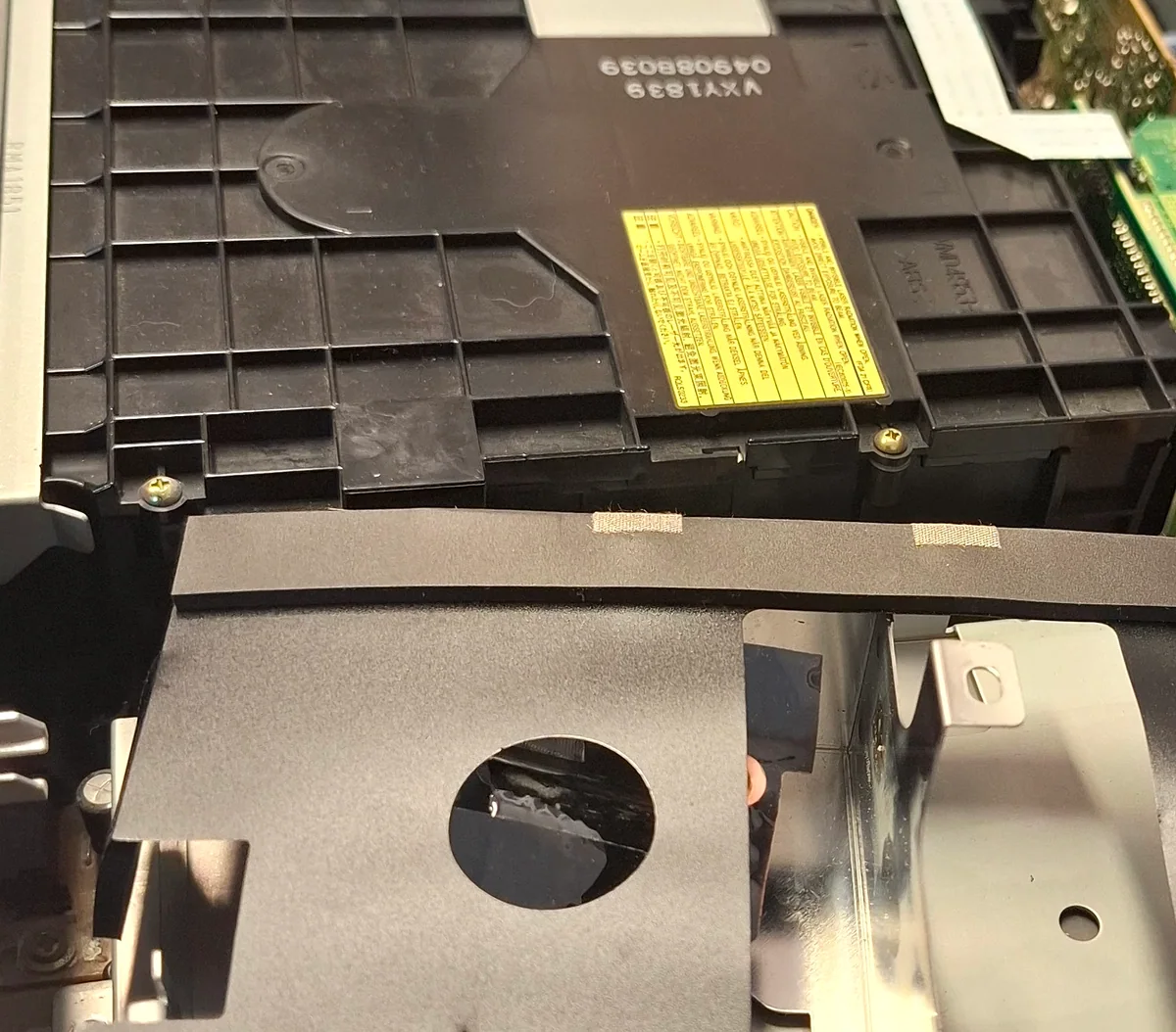 Těsný výřez mechanik a držáku uvnitř rekordéru Panasonic, bez okolního prostředí