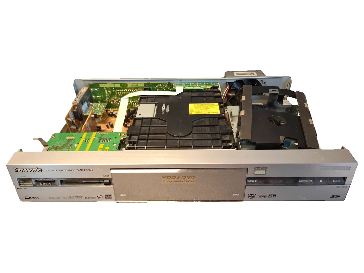 Panasonic DMR-E500H z dokumentace případu, s odstraněným horním krytem a viditelnou DVD mechanikou