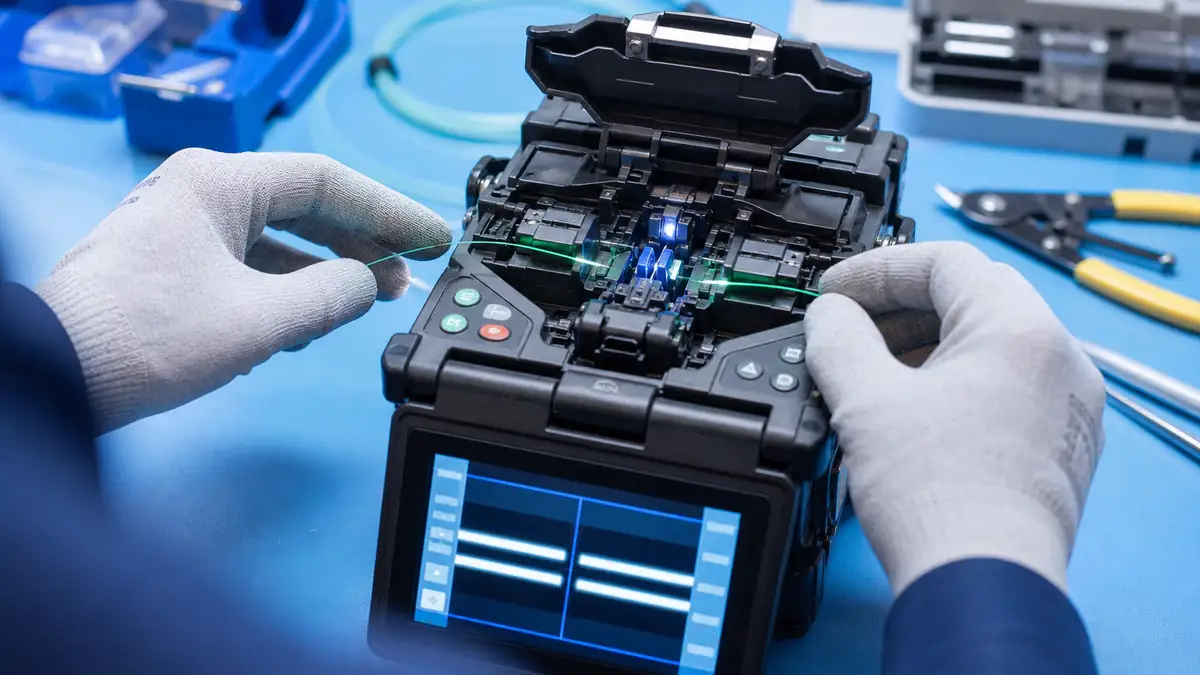Fusion splicer pro optická vlákna v ITHOPE — měření a svařování FTTH/FTTB