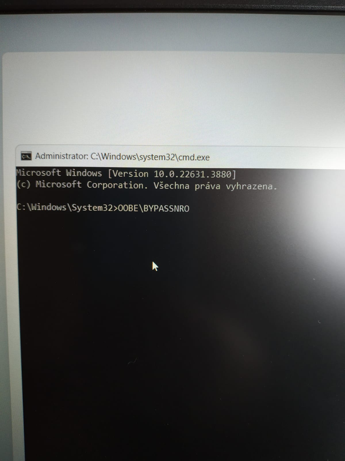 Windows 11 OOBE — výběr sítě před spuštěním příkazového řádku