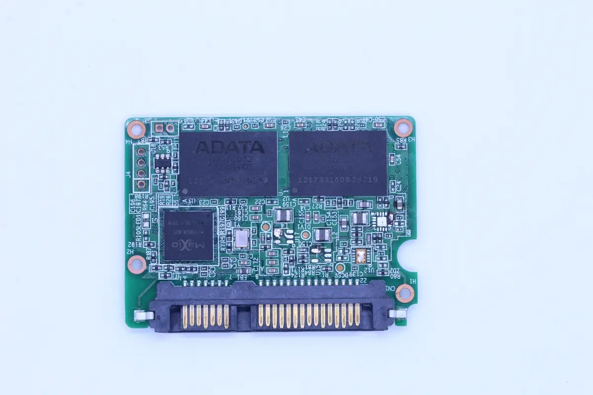 Detail der ADATA ASU630SS PCB mit dem Realtek-Controller und den zum Ablöten vorbereiteten NAND-Chips