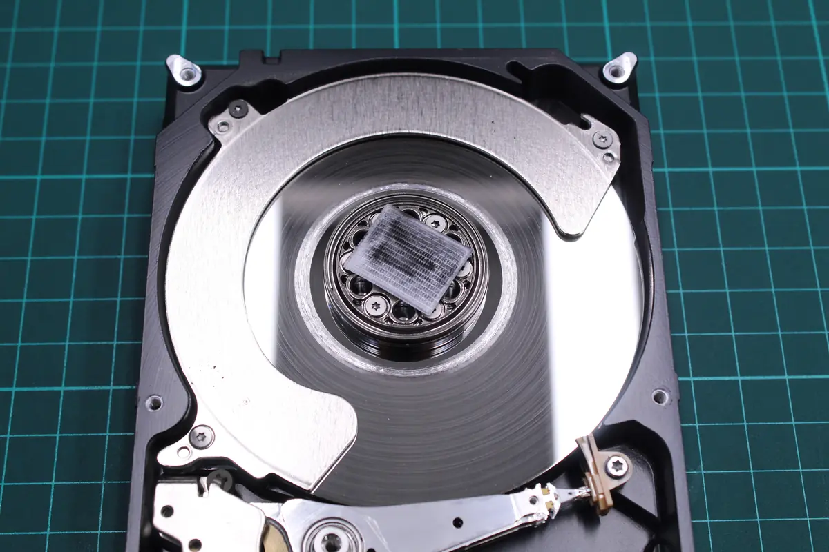Platter und Spindel der Festplatte Seagate ST2000DM001 — Blick auf den Oberflächenzustand mit beginnenden Mikrokratzern