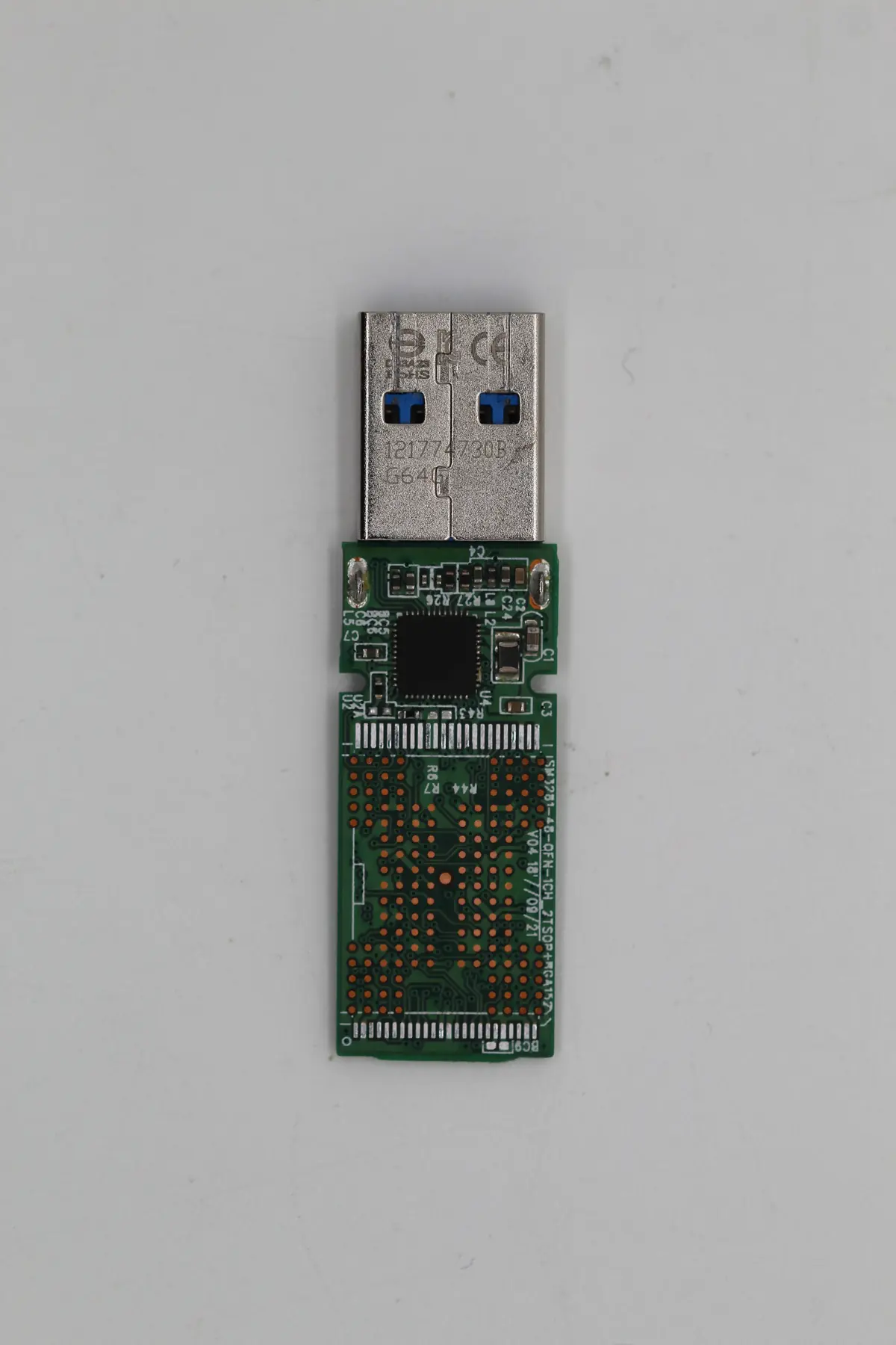 Freigelegte Platine des USB-Sticks ADATA UV128 mit sichtbarem NAND-Chip und Controller nach Abnahme des Kunststoffgehäuses