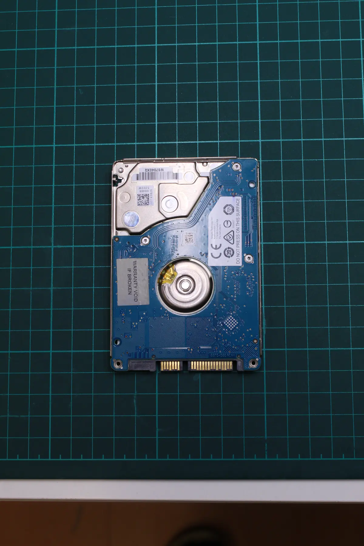Unterseite der PCB der Seagate-ST750LM030-Platte — Blick auf die Elektronik und die Motorkontakte