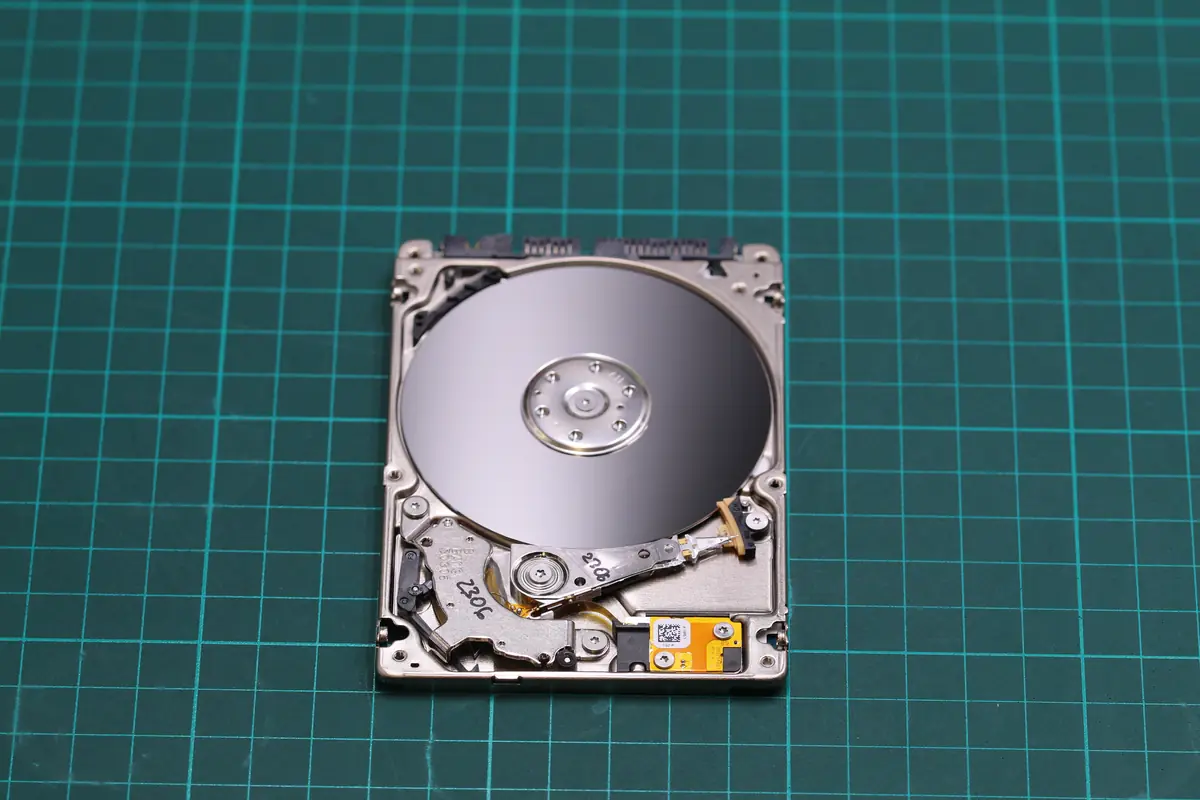 Seagate ST750LM030 2,5"-Platte geöffnet im Reinraum von ITHOPE — Blick auf Head-Stack und Platter in Vorbereitung auf die Transplantation