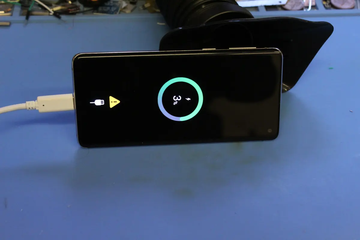 Tragbarer Speicher mit den wiederhergestellten Daten aus dem Samsung Galaxy S10 — Fotos und Videos, extrahiert per UFS-Chip-off