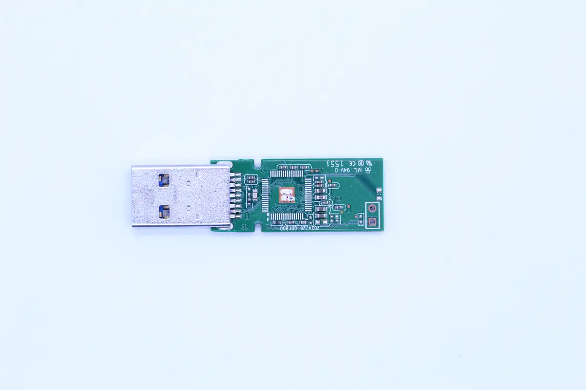 Kingston DataTraveler Locker+ G3 mit freigelegter Platine — sichtbar der eMMC-Chip, der über Undermold chemisch mit der Platine verbunden ist