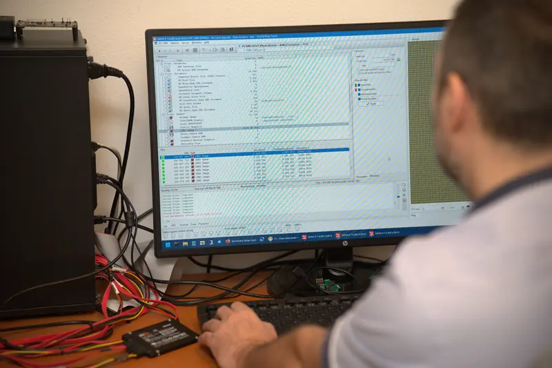 Panorama servisní dílny ITHOPE s regály hardware — hloubka provozu