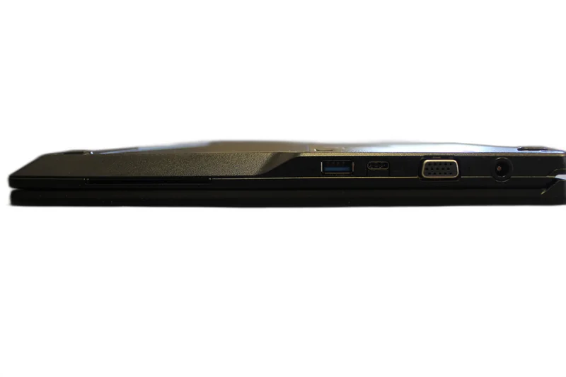Fujitsu Lifebook im Seitenprofil mit USB, USB-C und Audiobuchse