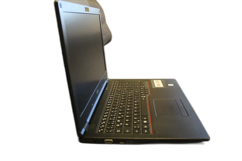 Fujitsu Lifebook im schrägen Winkel, Detail von Tastatur und aufgeklapptem Display