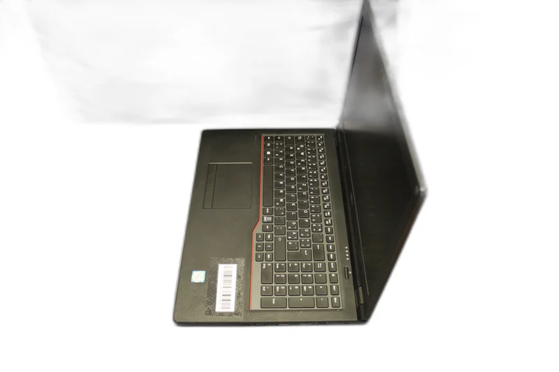 Fujitsu Lifebook in der Aufsicht, schräge Ansicht auf Tastatur und Touchpad